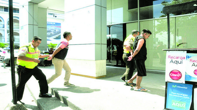 Se llevan 8 vehículos de un concesionario