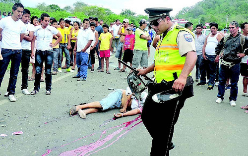 Hermanos mueren en volcamiento
