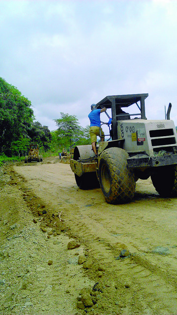 Gobierno Provincial trabaja en la vía Riecito-Rio Plátano de 24 de Mayo