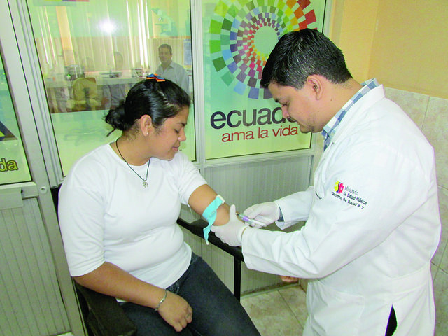 Laboratorio de Centro de Salud Chone atiende a 1700 pacientes por mes