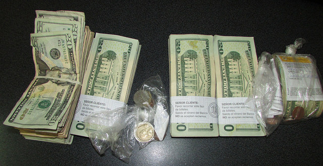 Recuperan dinero robado y detienen a dos sospechosos