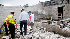 En El Carmen: Pared cayó sobre 3 estudiantes
