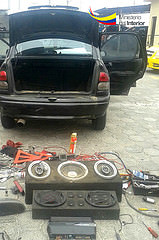 Dos vehículos recuperados y ocho sujetos capturados por la Policía Nacional en Manta