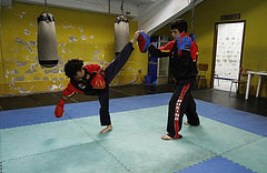 Hermanos Cevallos logran medallas de oro y plata en el Panamericano de kick boxing para Ecuador