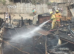 Incendio destruye tres viviendas