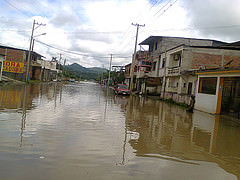 Fuertes lluvias causan taponamientos de las alcantarillas en Chone