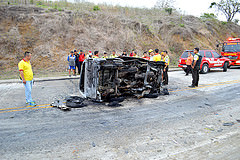 en vía Chone-Canuto Dos vehículos chocan y dejan un muerto calcinado