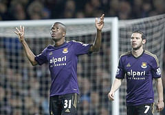 El ecuatoriano Enner Valencia aporta con un gol y un penal en la clasificación del West Ham en la FA Cup