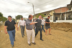 Alcalde de Portoviejo inspeciona los trabajos de vialidad