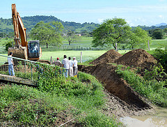 Aperturan canal para evacuar aguas estancadas en Chone