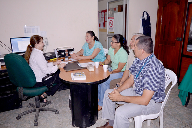 Decomisan carne en mal  estado en el centro comercial