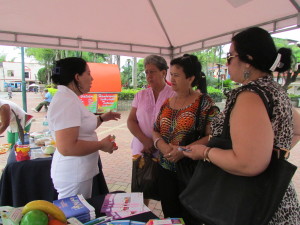  La licenciada Gioconda Zambrano, del distrito 13D07 explica a los presentes sobre la importancia del yodo.