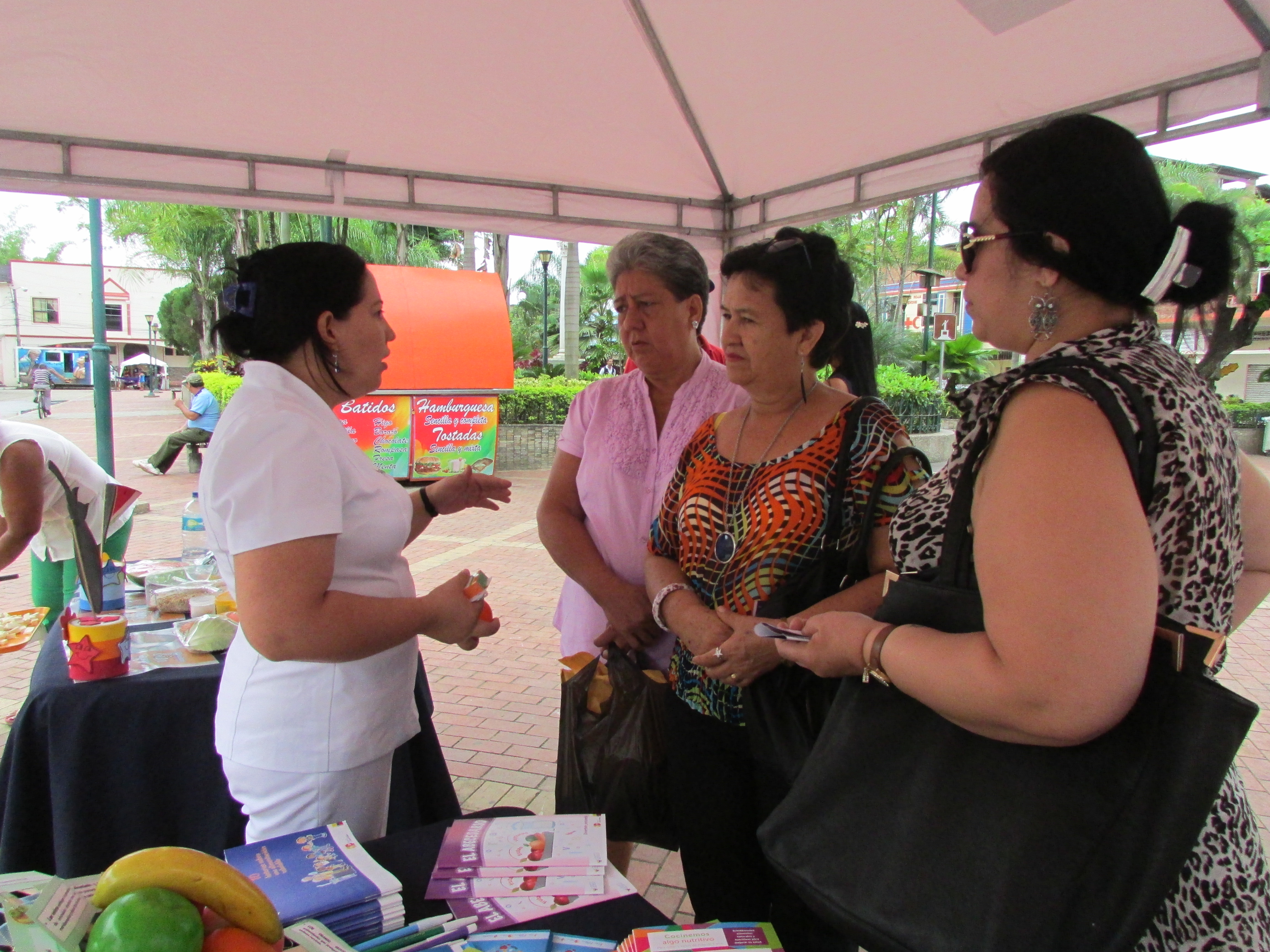 La licenciada Gioconda Zambrano, del distrito 13D07 explica a los presentes sobre la importancia del yodo.
