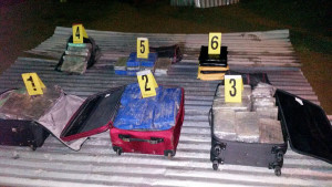 Droga camuflada en maletas y sacos de yute.