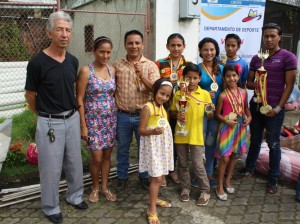 Varios de los deportistas que representaron a Chone, juntos con sus familiares a su arribo del torneo.