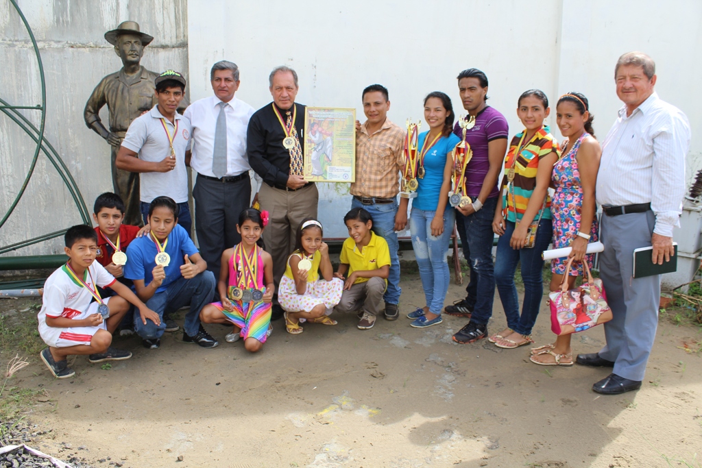 El alcalde de Chone Deyton Alcivar recibe un poster y una medalla del evento internacional por parte de los deportistas.