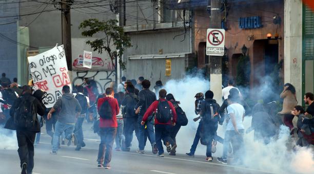 Policía dispersa manifestantes con gases lacrimógenos en Sao Paulo