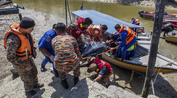 Cinco muertos y 32 desparecidos en naufragio de un barco cerca de Malasia