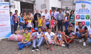 El alcalde de la ciudad Deyton Alcívar haciendo la entrega de los implementos deportivos enlos patios del edificio municipal.