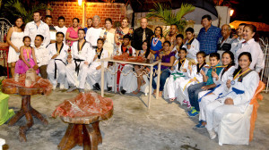 Deyton Alcívar junto a los integrantes de la comunidad Shuar