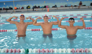 Bryan Mera (i), Ã-ngelo Mendoza y Joan Arteaga, tres de los seis nadadores manabitas que irÃ¡n a Lima