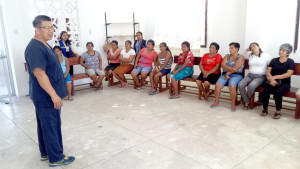 El Educador para la Salud Gustavo Vicuña en una charla de prevención del cáncer.