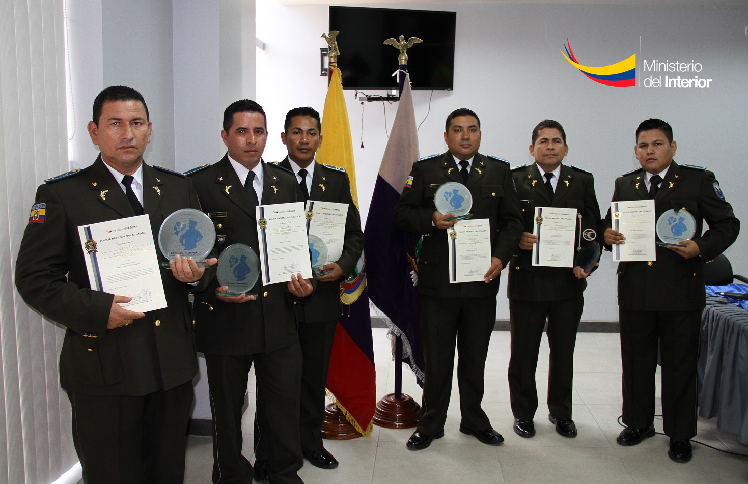 Clases y policÃ-as que recibieron reconocimiento en la UVC del Distrito Portoviejo