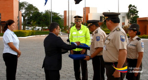 Entrega de insignias del ex Teniente Coronel Milton E, al JosÃ© Serrano, Ministro del Interior, durante la degradaciÃ³n realizada en el GIR de Manta