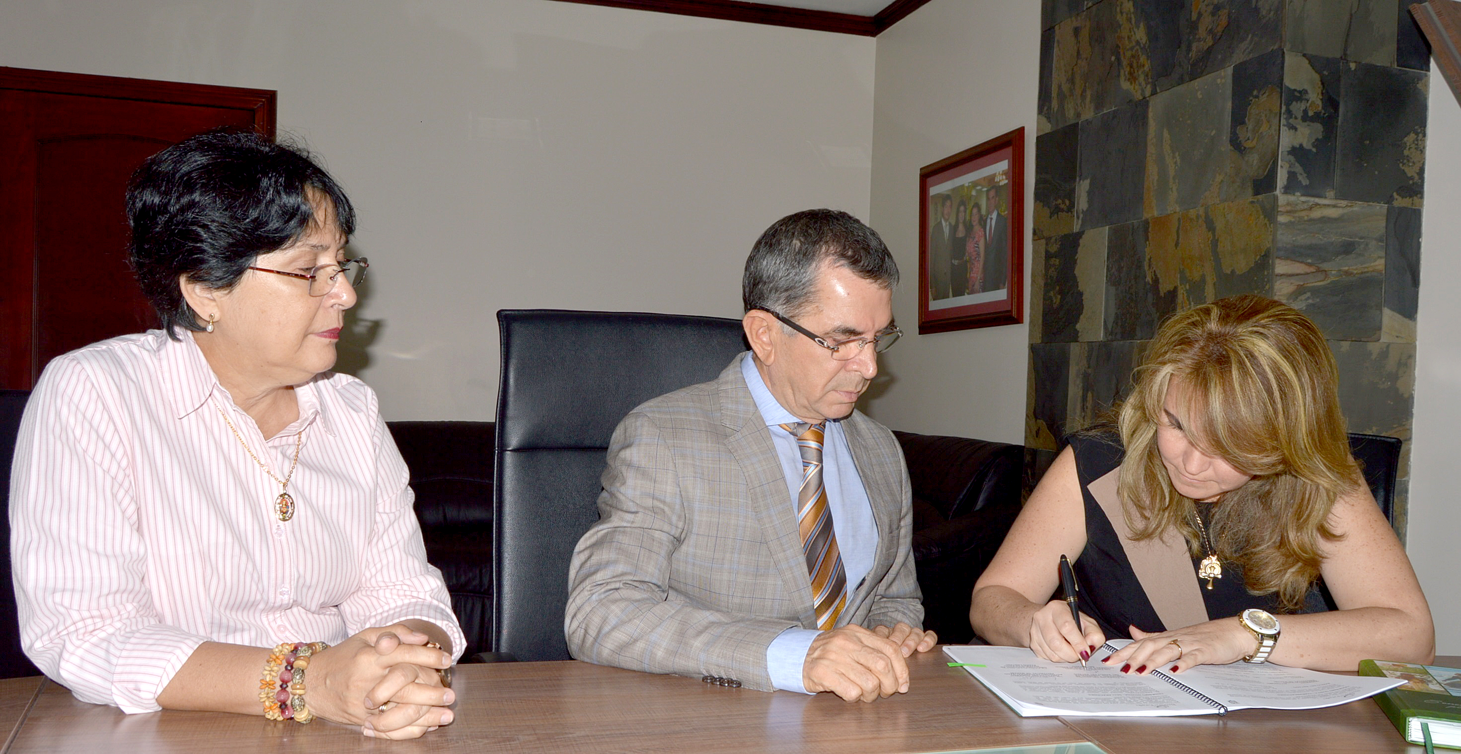 Katuska Drouet, firma el crédito, con el prefecto Mariano Zambrano y la viceprefecta Clara Zambrano