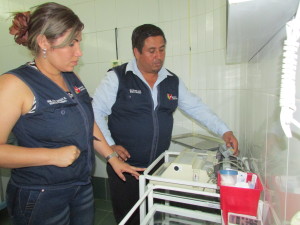 Wilmer Loor, director del hospital recorre el quirófano junto a la doctora Leidy Manzo