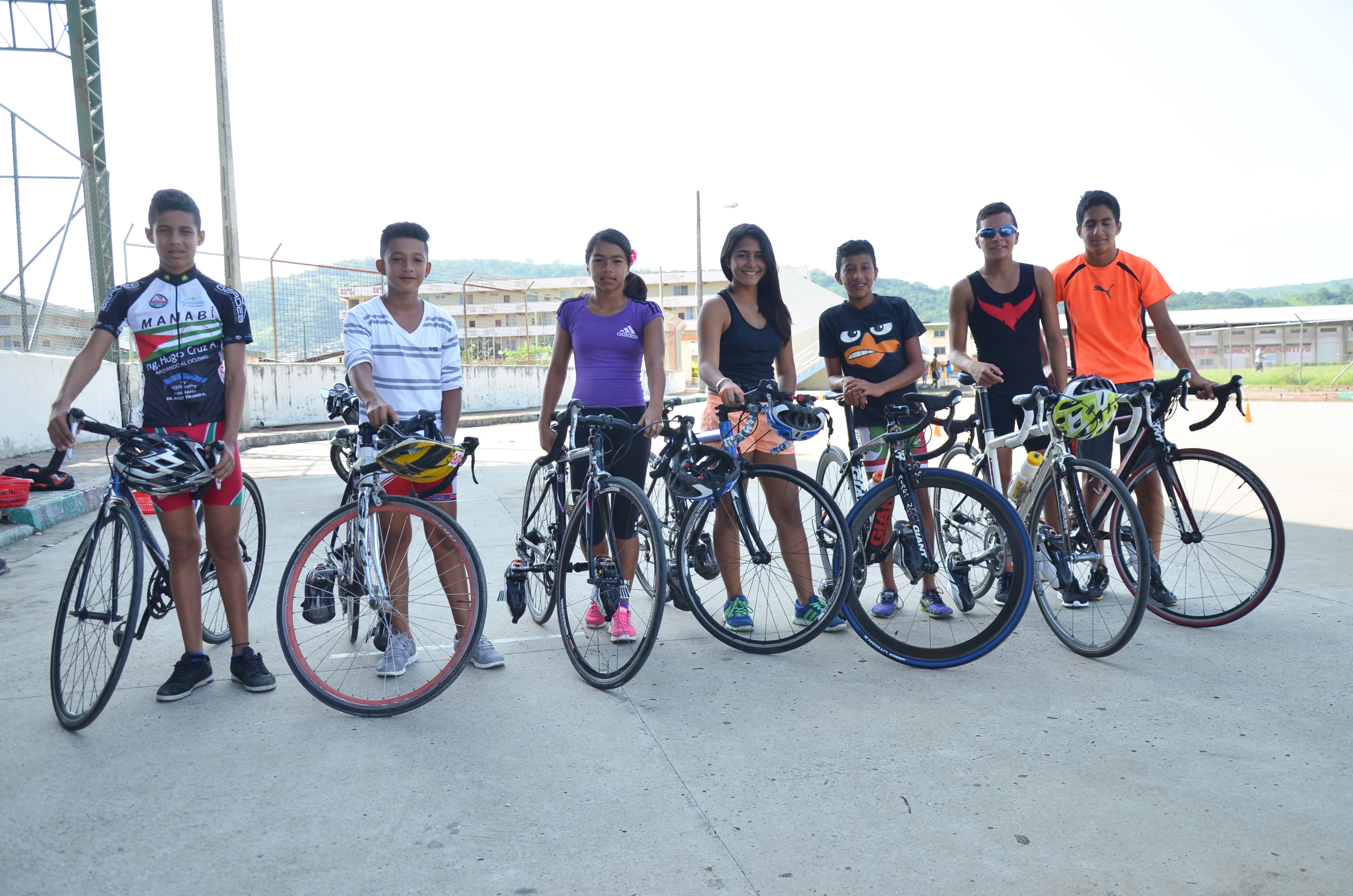 Triatletas manabitas que competirÃ¡n en Salinas