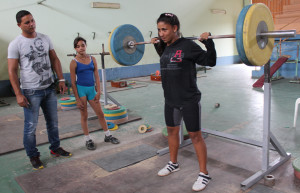 Yohandris HernÃ¡ndez (i) dirige el entrenamiento de de la pesista Karol Douglas