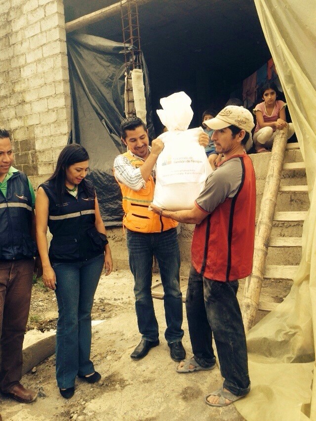 El Director Zonal 4 Daniel Feerín acompañado de la gobernadora de Santo Domingo realizaron la entrega