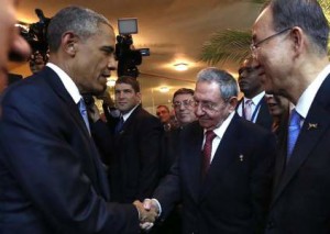 Los presidentes de EEUU, Barack Obama, y de Cuba, Raúl Castro, departen previo a la inauguración de la VII Cumbre de las Américas en Panamá. / AFP
