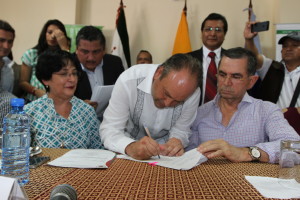 Alcalde de Jipijapa en la firma del acuerdo arbitral 