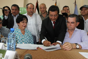 Alcalde Montecristi en la firma del acuerdo arbitral, como testigo el prefecto Mariano Zambrano y la viceprefecta Clara Zambrano 