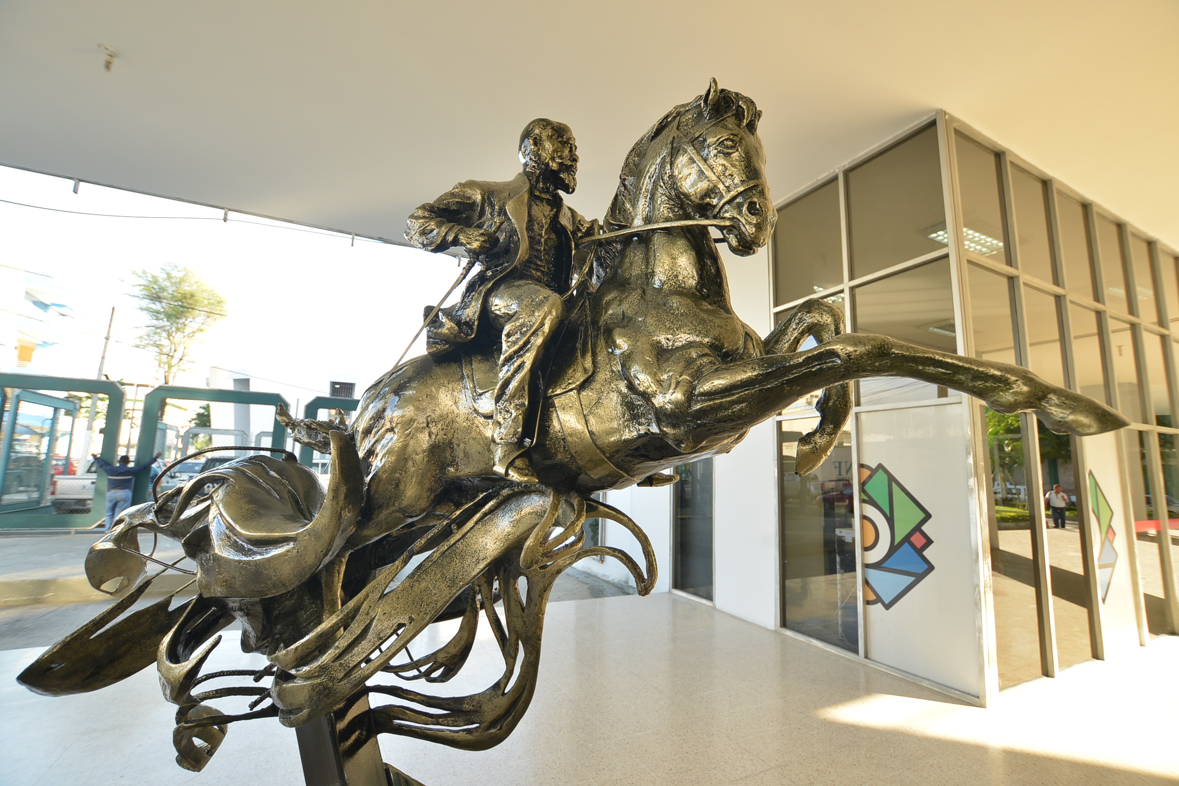 La maqueta del monumento a Eloy Alfaro permanecerá hasta el próximo lunes en los bajos del edificio municipal