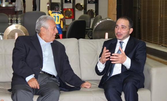 El príncipe Ali Al-Hussein de Jordania (d) se reunió este martes con el presidente de la Federación Ecuatoriana de Fútbol (FEF), Luis Chiriboga.