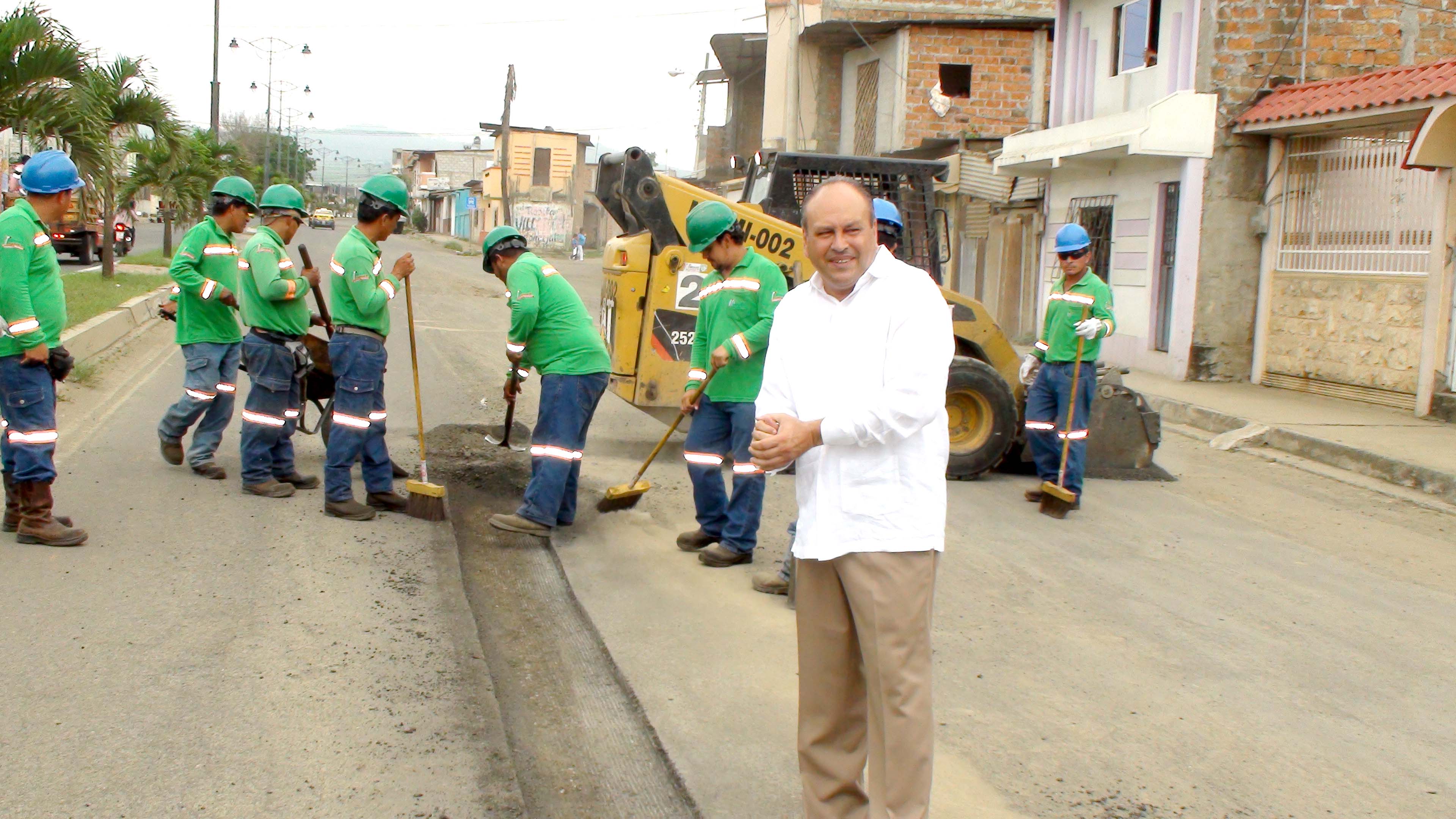 Jipijapa: Municipio y Prefectura en bacheo asfáltico