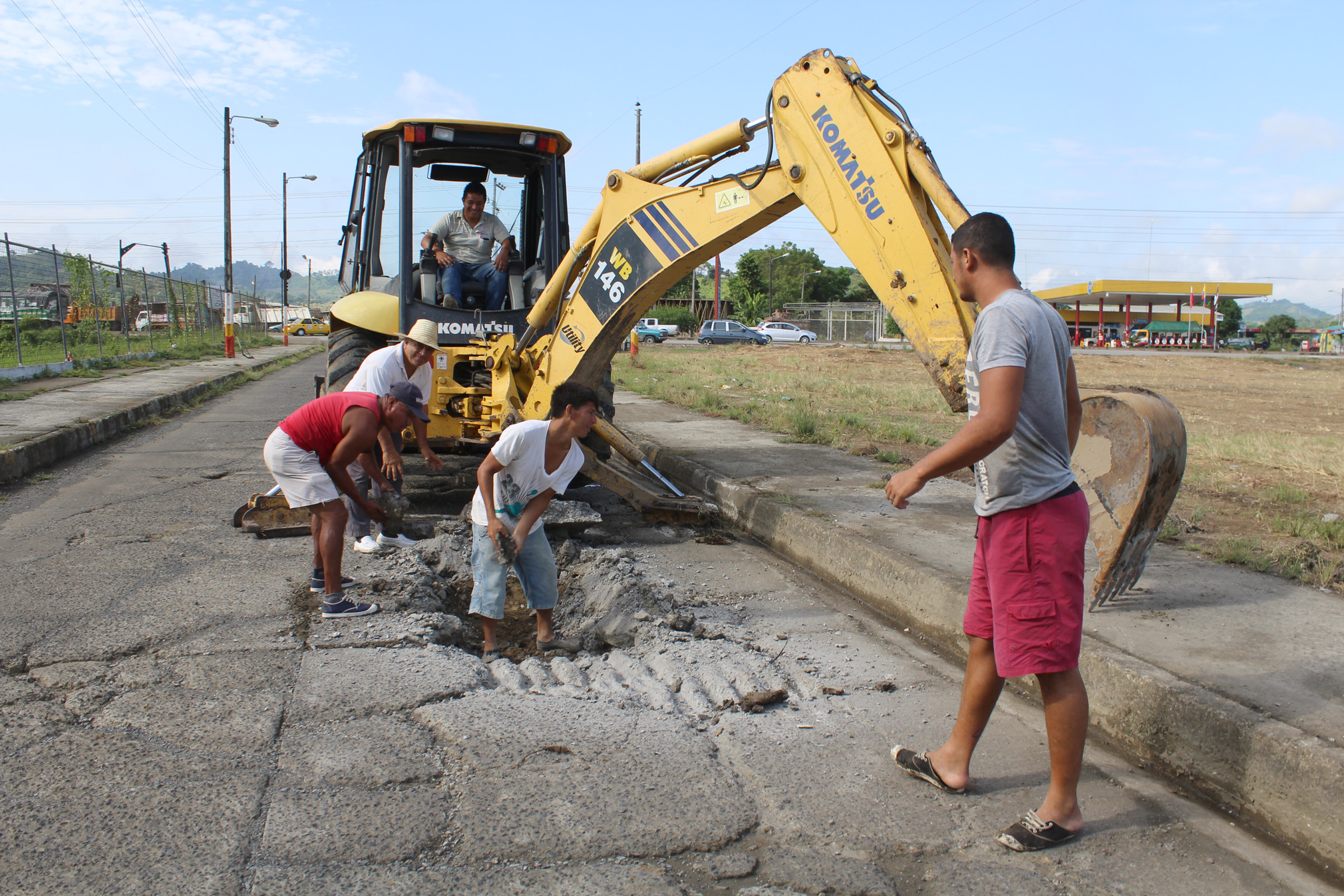 Arreglan accesos a la Terminal Terrestre de Chone