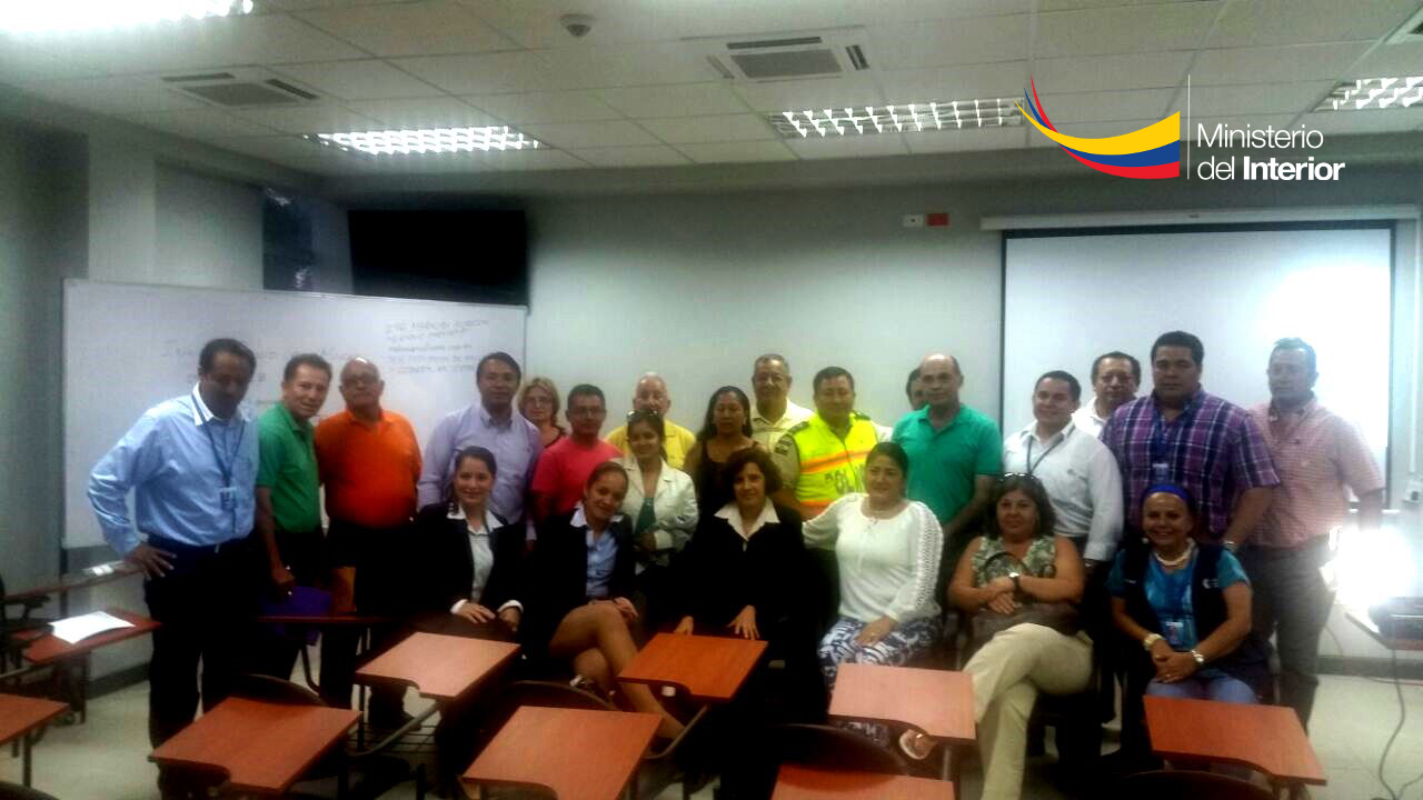 La PolicÃ-a Comunitaria junto a representantes de varias instituciones y migrantes en la UVC de Portoviejo