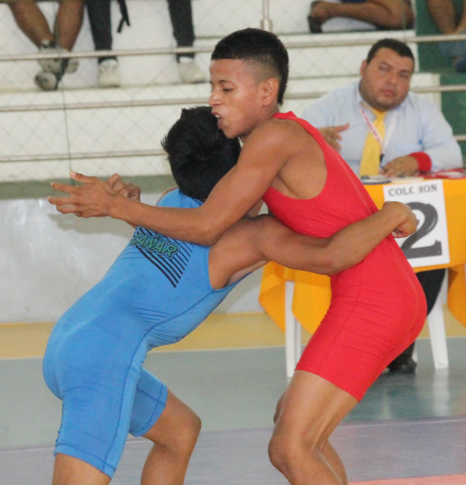 Ricardo QuiÃ±onez (rojo), luchador manabita