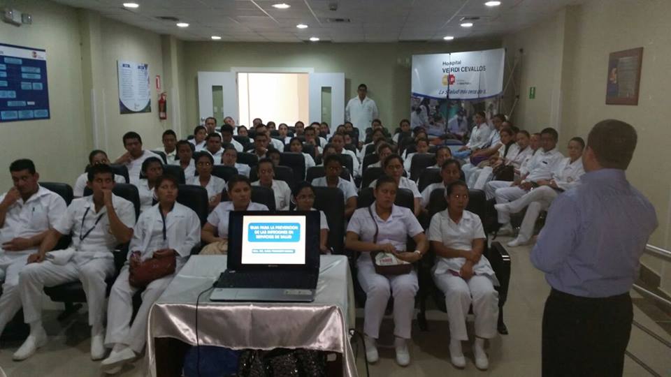Capacitan a nuevos becarios de enfermería del Hospital Verdi Cevallos