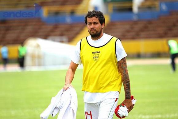 El delantero ecuatoriano Jaime Iván Kaviedes fundó una escuela de fútbol en su natal Santo Domingo a la que irán los antiguos arcos del estadio Atahualpa.