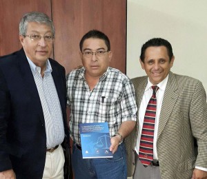 Dr. Enrique Mármol Palacios, autor de la obra Jurídica, Lcdo. Luis Alberto Arteaga, gerente general de TV Manabita y el Ab. Vinicio Muñoz