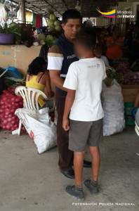 Agente de la Dinapen, procede con menor de edad que supuestamente trabaja en el mercado de Chone