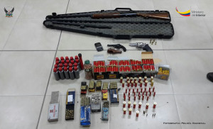 Armas de fuego de varios tipos y municiones incautadas durante allanamiento realizado en Chone