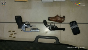 Armas de fuego tipo revolver y varios cartuchos sin percutir que fueron incautadas durante allanamiento en Chone