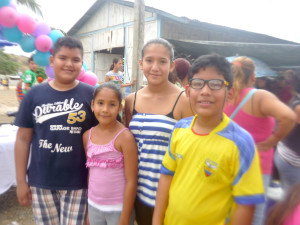 Junior, Anita, Sabrina y Kevin disfrutando del evento