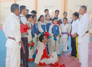 Karatecas manabitas escuchan al DT Manuel Carmenate (d)